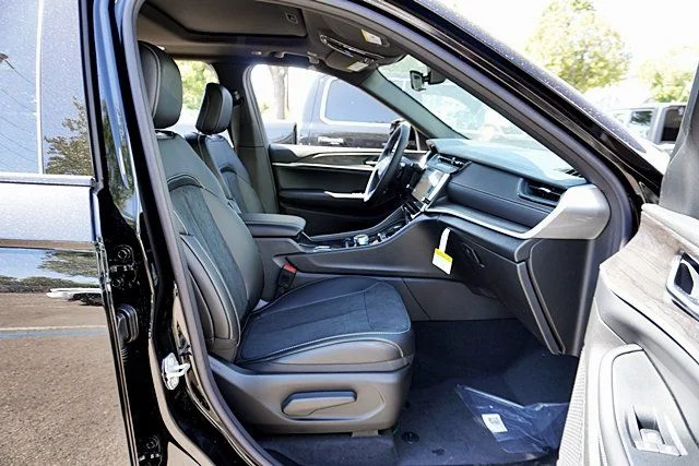 New 2026 Diamond Black Crystal Pearl-Coat Exterior Paint Jeep Altitude image 14