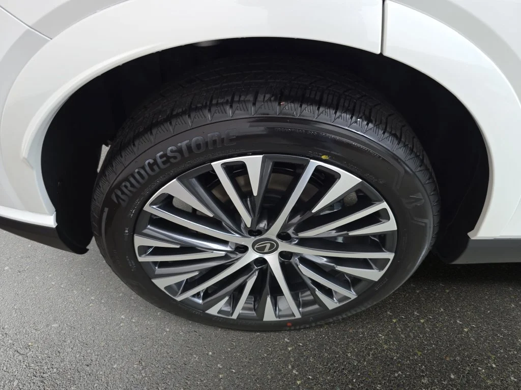 New 2026 Eminent White Pearl Lexus PREMIUM PLUS image 30