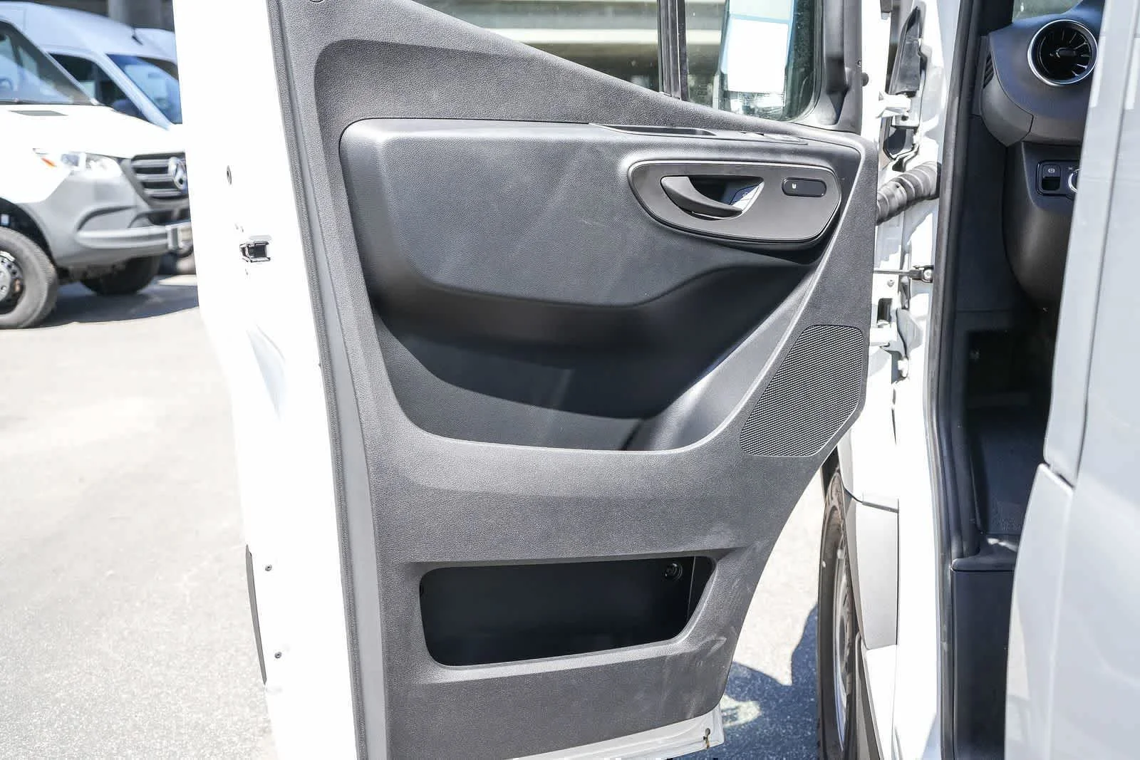 New 2025 Arctic+White Mercedes-Benz Cargo 170WB High Roof 113kW Battery RWD HO Motor image 22