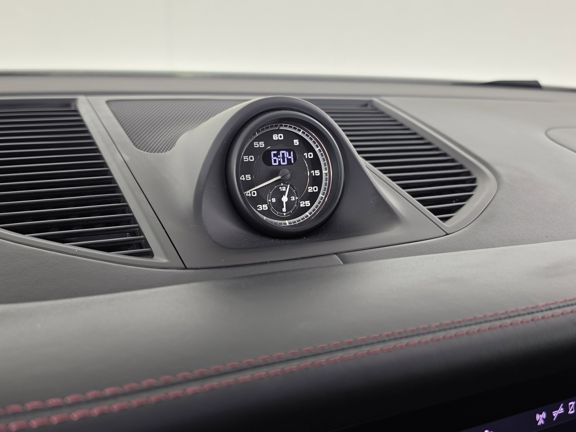 2025 Porsche Macan T - Photo 20