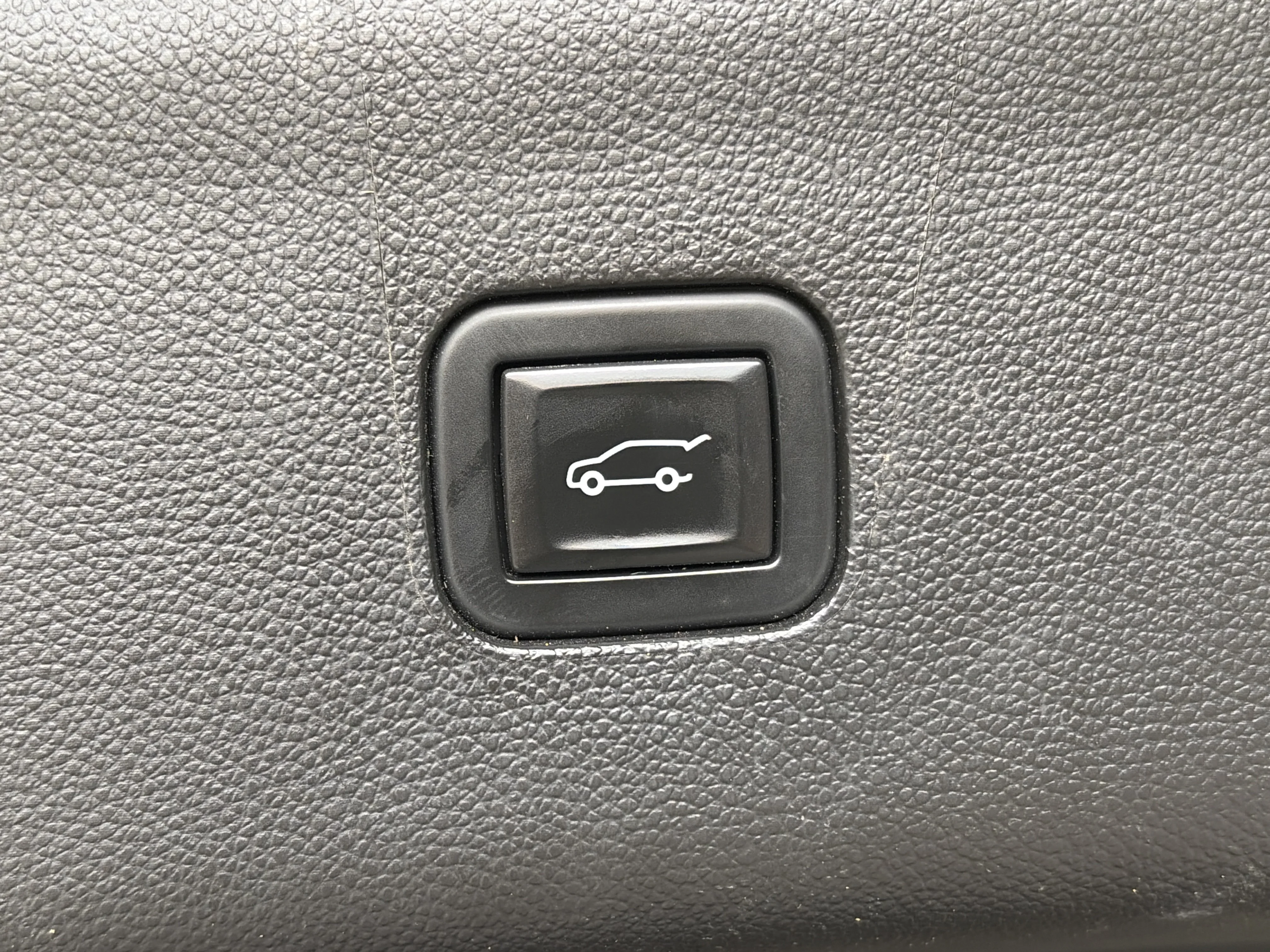 Used 2021 Includes Spectra Gray lower exterior accent color.) Buick Essence image 16