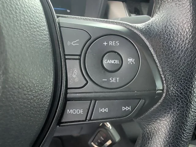 Used 2022 White Toyota LE image 18