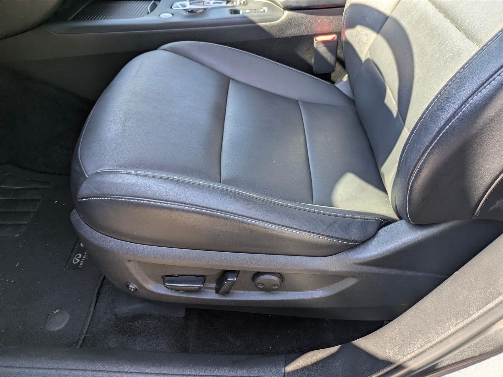 Used 2020  INFINITI  image 14