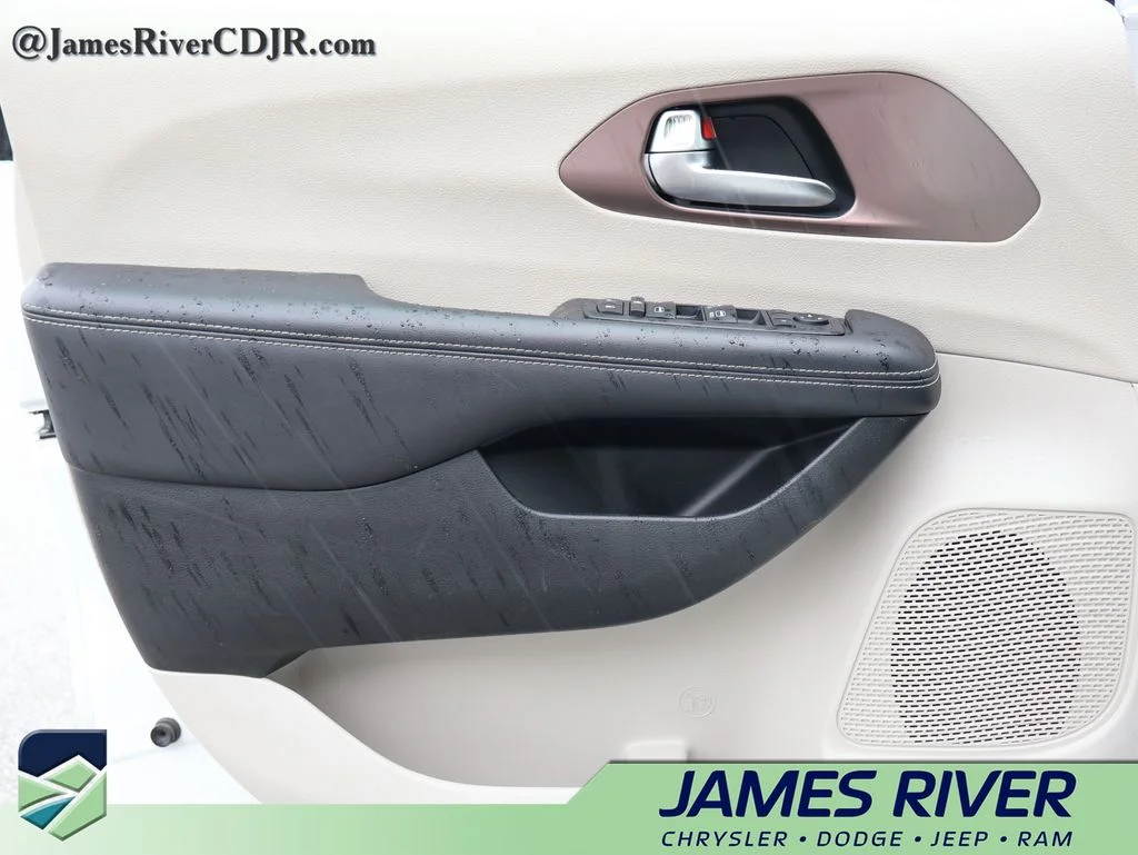 Used 2023 White Chrysler LX image 20