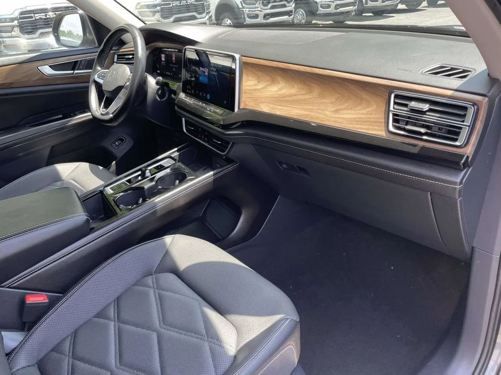 Used 2025  Volkswagen 2.0T SE w/Technology image 14
