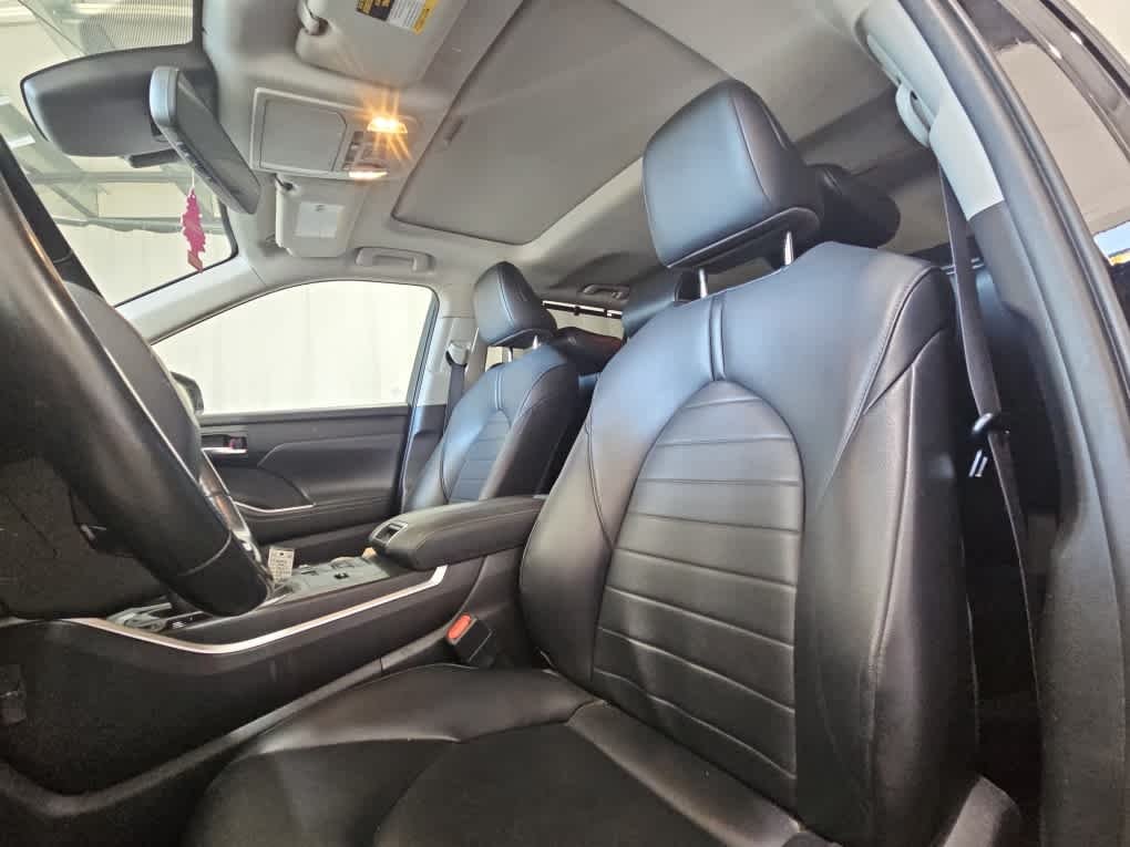 Used 2021 Midnight Black Metallic Toyota Hybrid XLE image 4