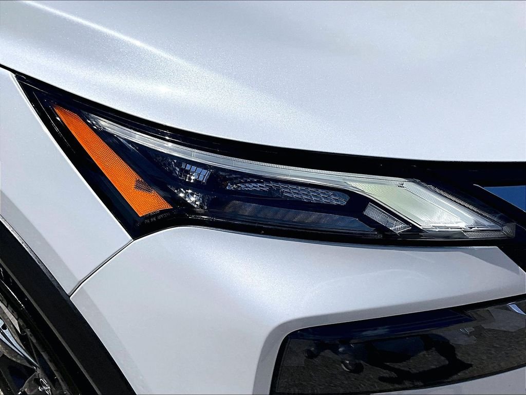 Used 2025 White Nissan SV image 31