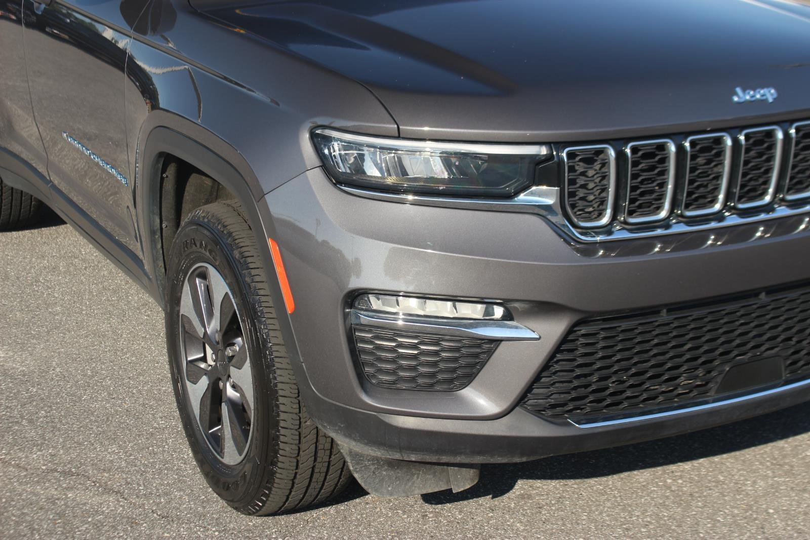 Used 2024 Grey Jeep 4x4 image 9