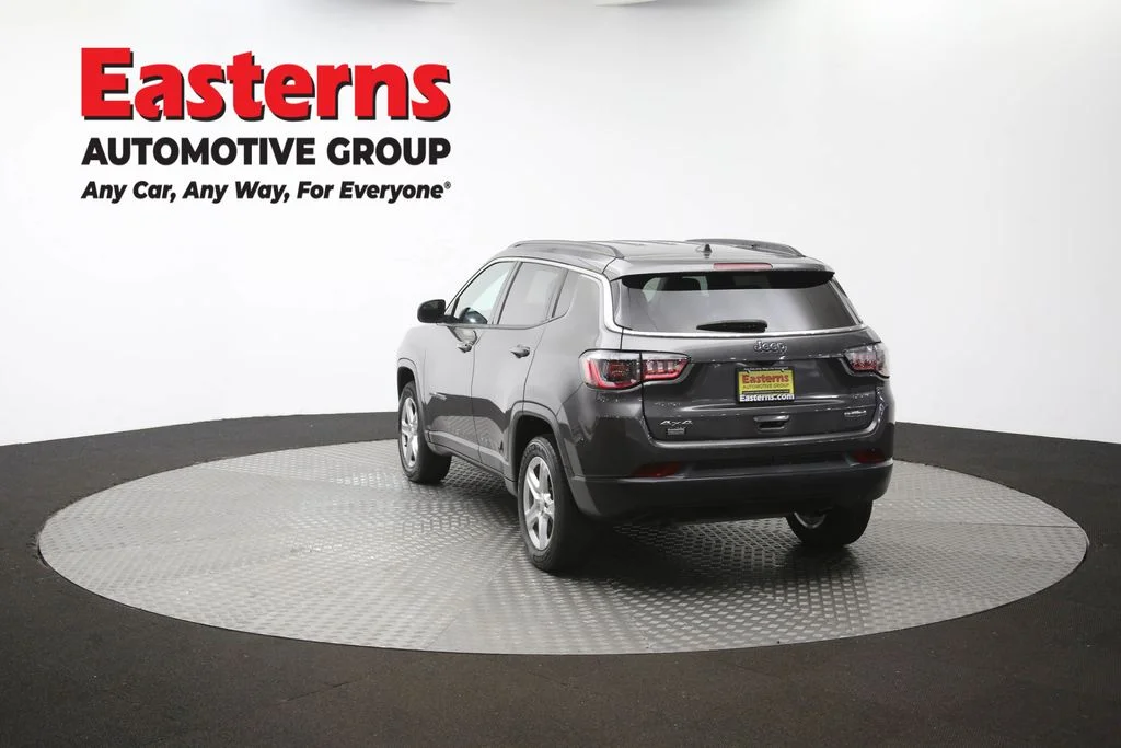 Used 2024  Jeep Latitude image 64