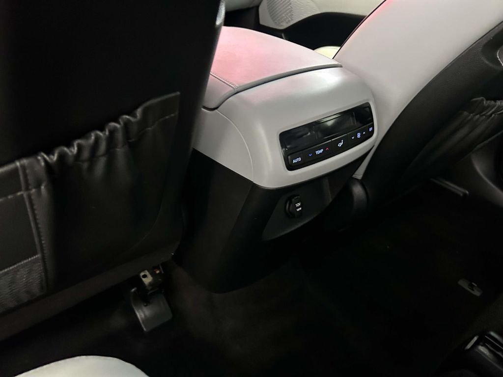 Used 2024 White Hyundai SEL image 13