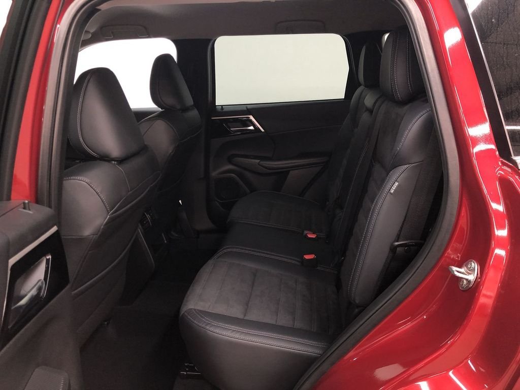 Used 2022 Red Diamond Mitsubishi SE image 8