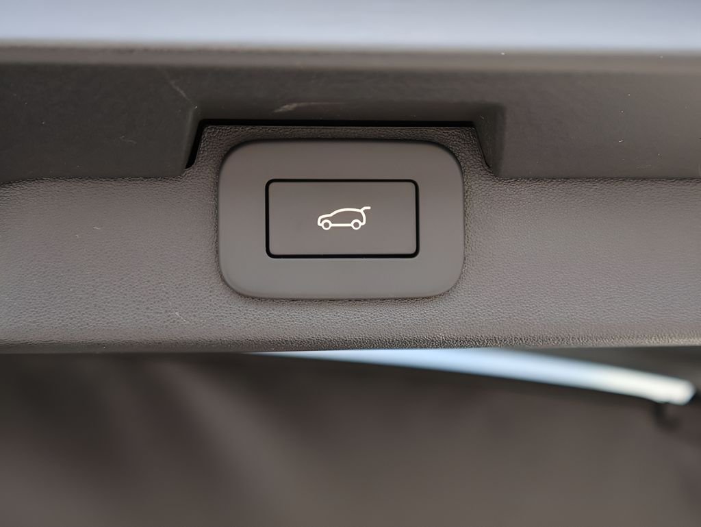 New 2026 Fuji White Land Rover Dynamic SE image 17