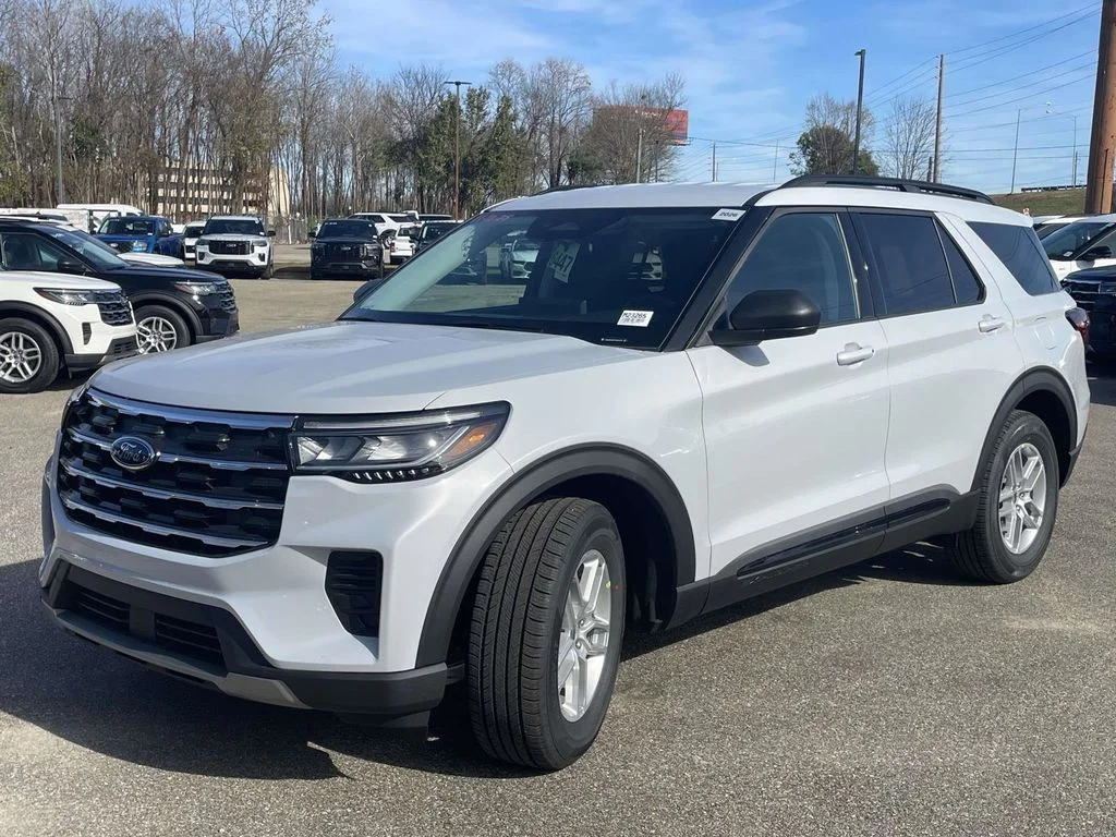 New 2026 Space White Metallic Ford Active image 7