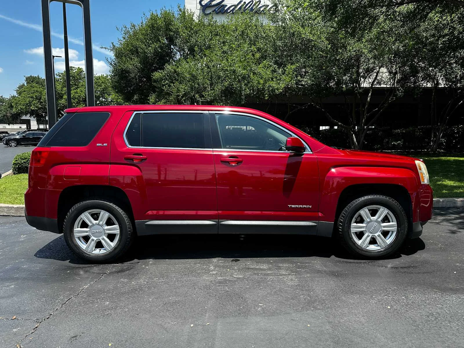 Used 2015 CRYSTAL RED TINTCOAT GMC SLE image 6