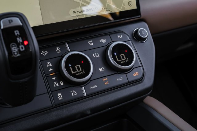 New 2026 Fuji White Land Rover X-Dynamic SE image 32