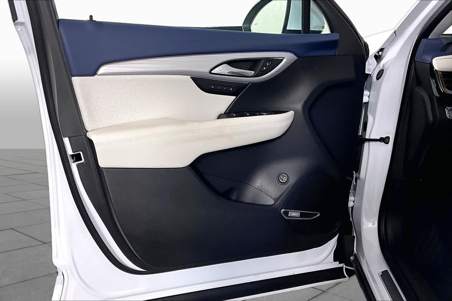 Used 2025 Iridescent White Tricoat Buick Avenir image 21