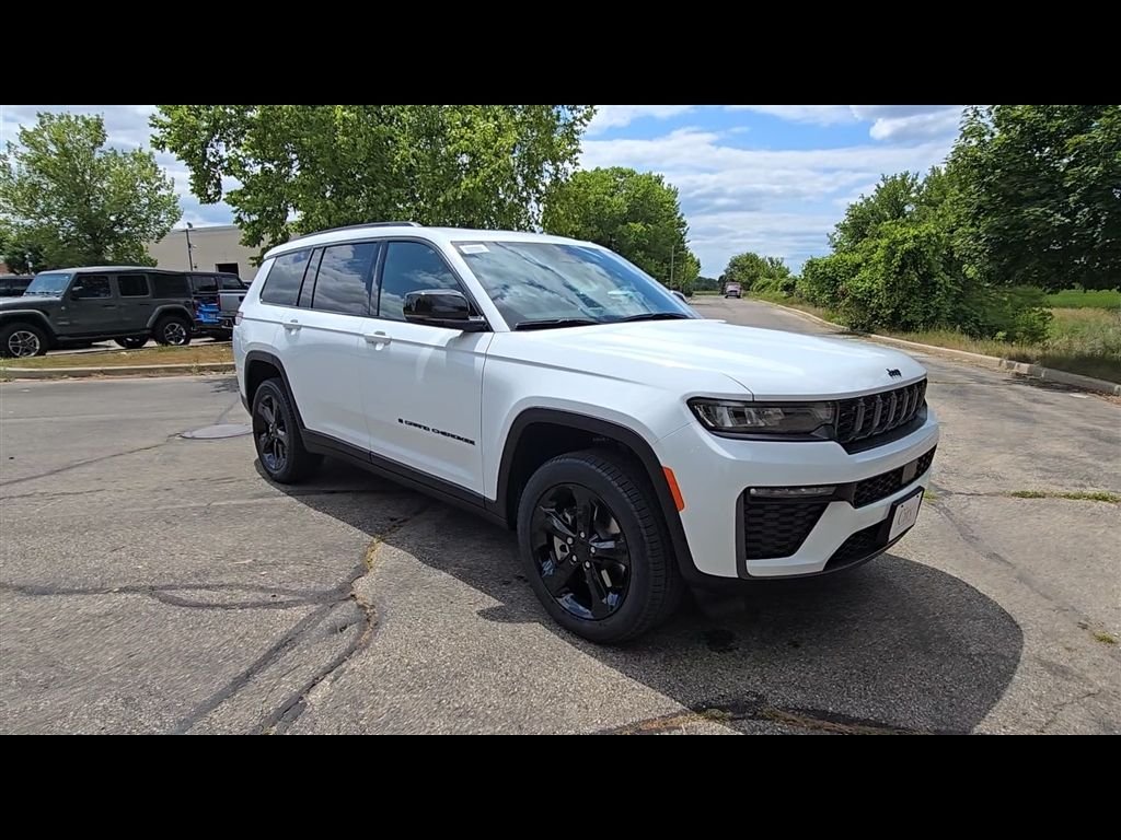New 2026 Bright White Clear-Coat Exterior Paint Jeep Limited image 3