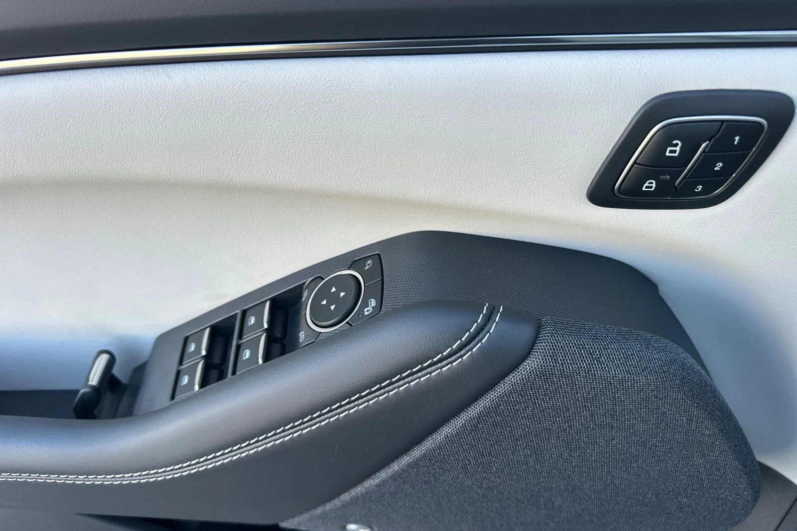 New 2026 Star White Metallic Tri-coat Ford Premium image 7
