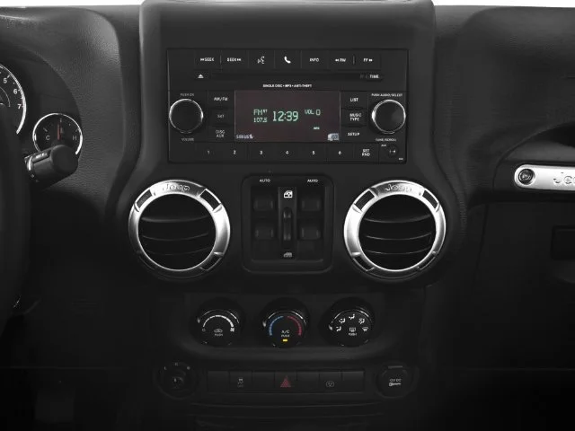 Used 2016 Billet Silver Met Jeep Sahara image 7