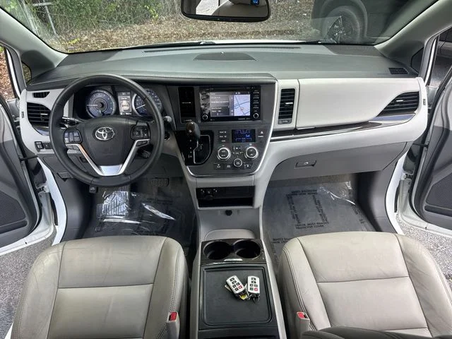 Used 2018 White Toyota XLE image 9