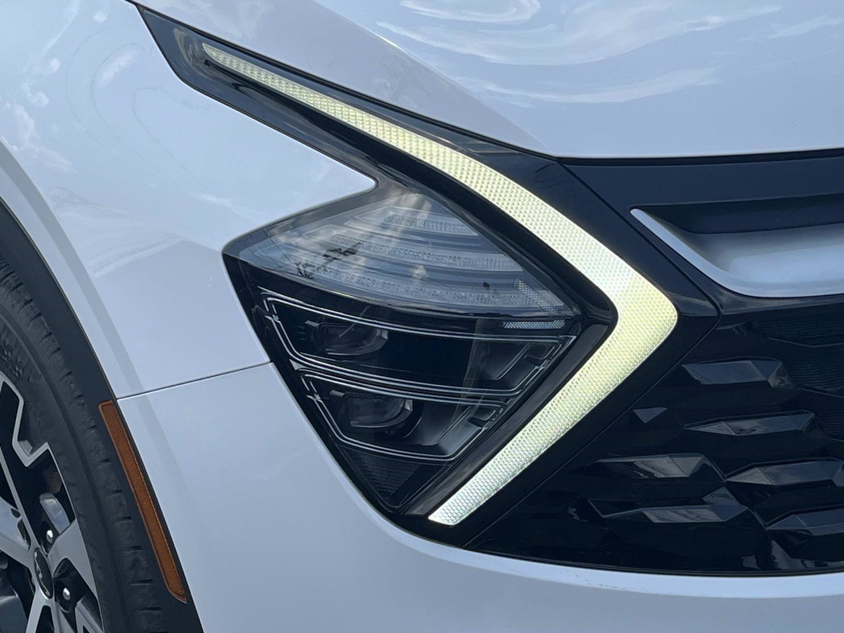 Used 2025 Glacial White Pearl Kia EX image 9