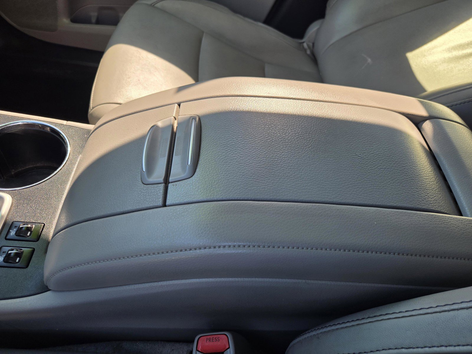 Used 2016 White Toyota XLE image 23