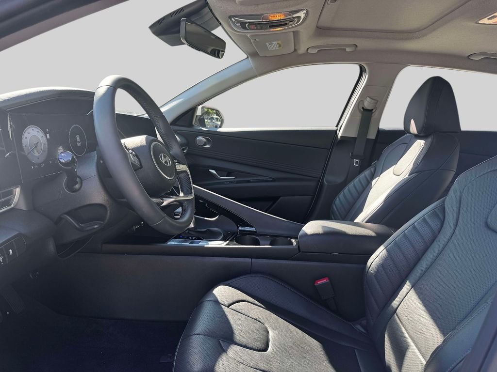 2025 Hyundai Elantra Limited - Photo 18