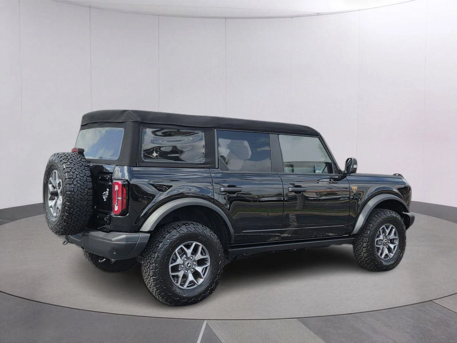 Used 2025 Shadow Black Ford Badlands image 5