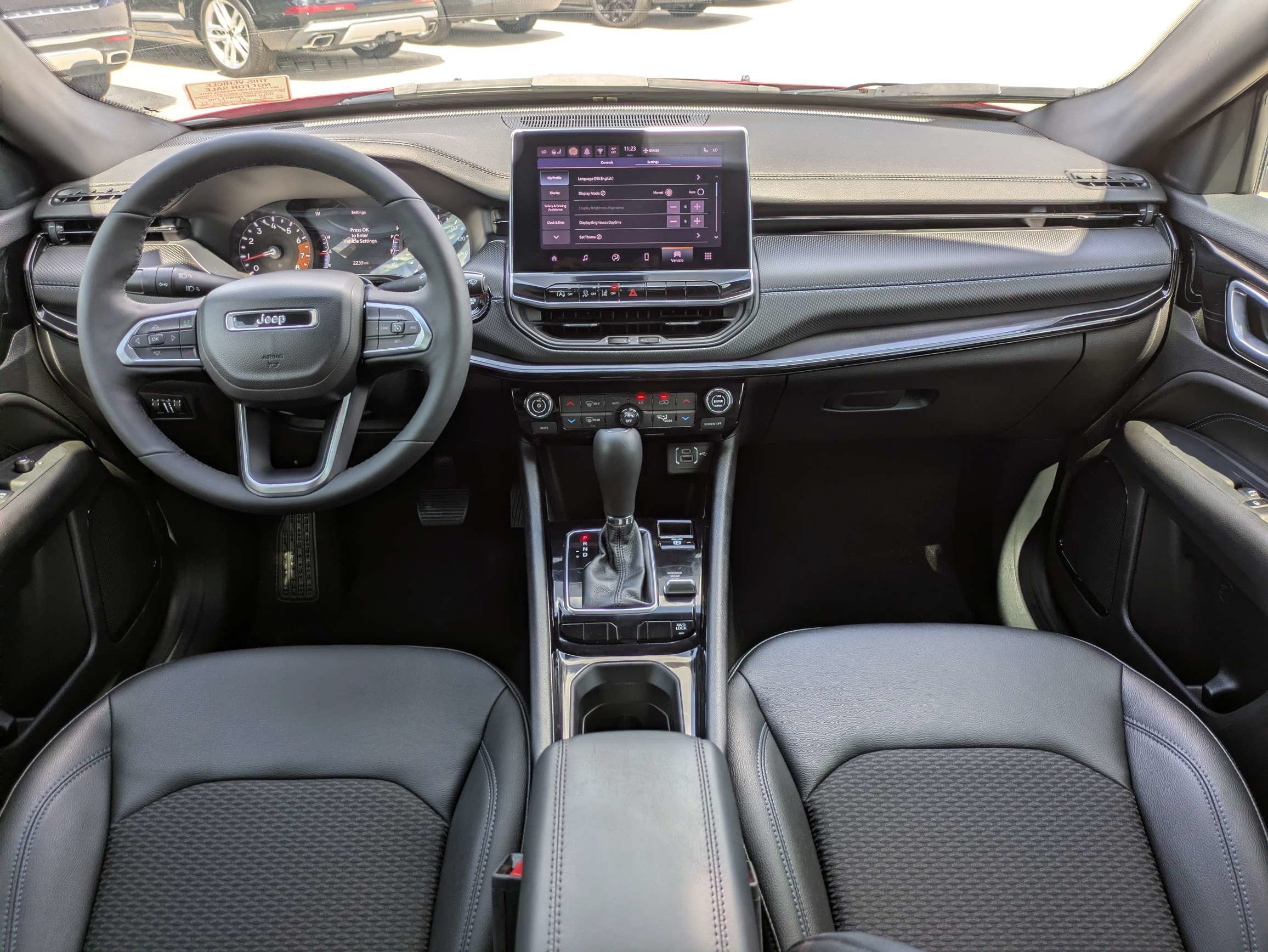 Used 2025 Red Hot Pearlcoat Jeep Latitude image 18