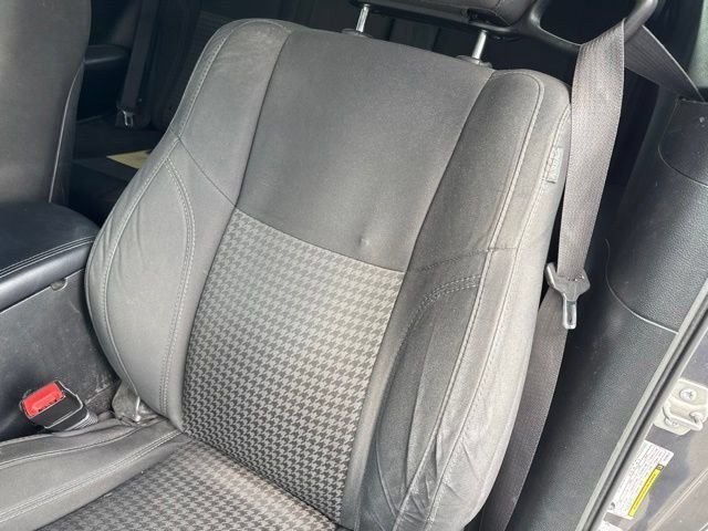 Used 2016 Gray Dodge SXT image 8