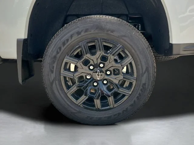 New 2026 Summit White Chevrolet WT image 30