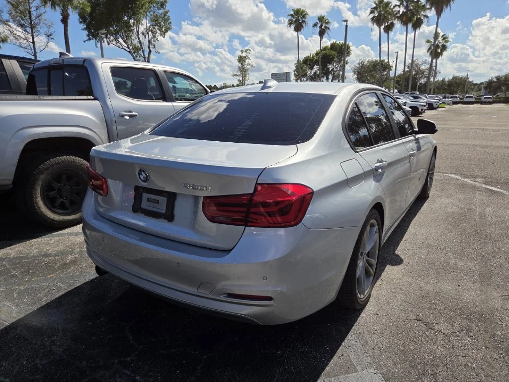 Used 2016 Glacier Silver Metallic BMW 320i image 5