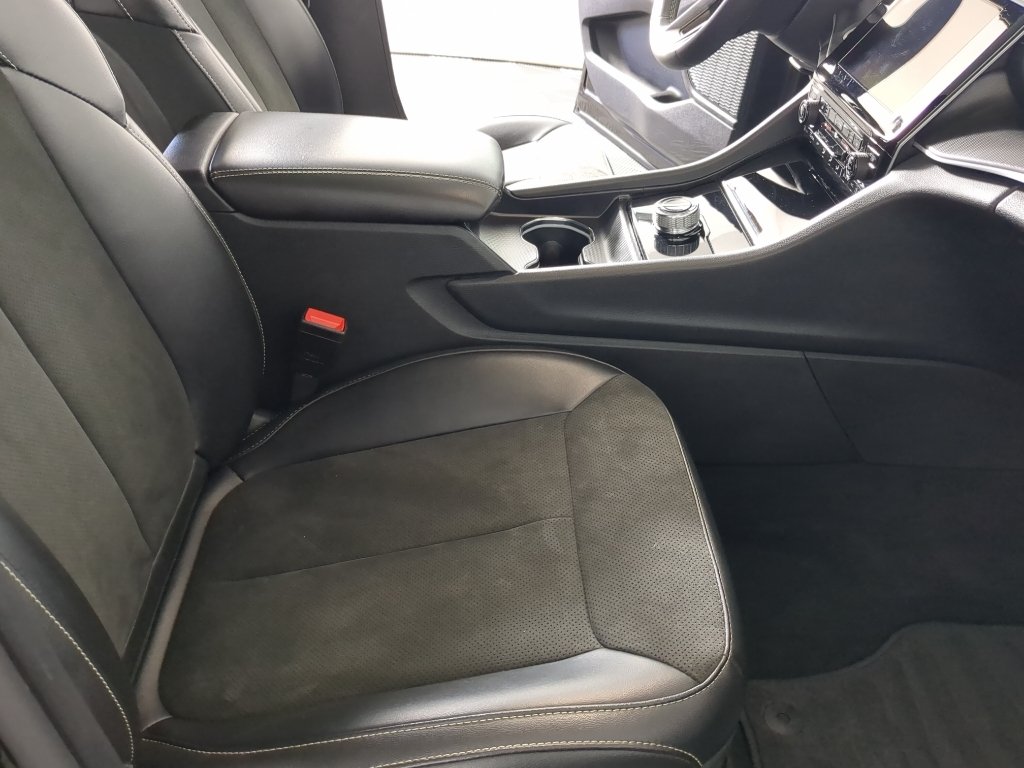 Used 2024 Diamond Black Crystal Pearlcoat Jeep Altitude X image 24