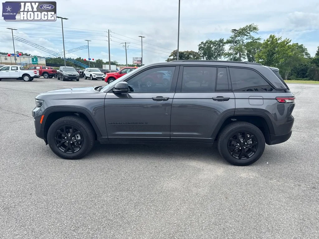 Certified Used 2025 Metallic Jeep Altitude image 3