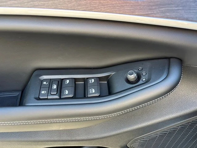 New 2026 Silver Zynith Exterior Paint Jeep Altitude image 15