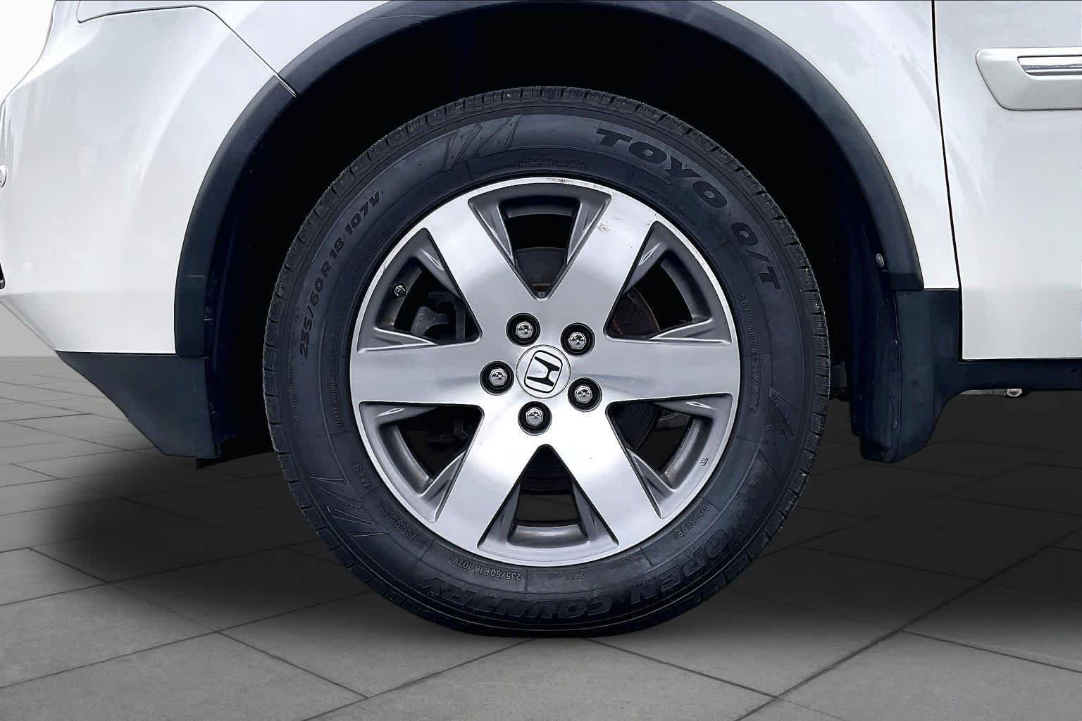 Used 2014 White Diamond Pearl Honda Touring image 10