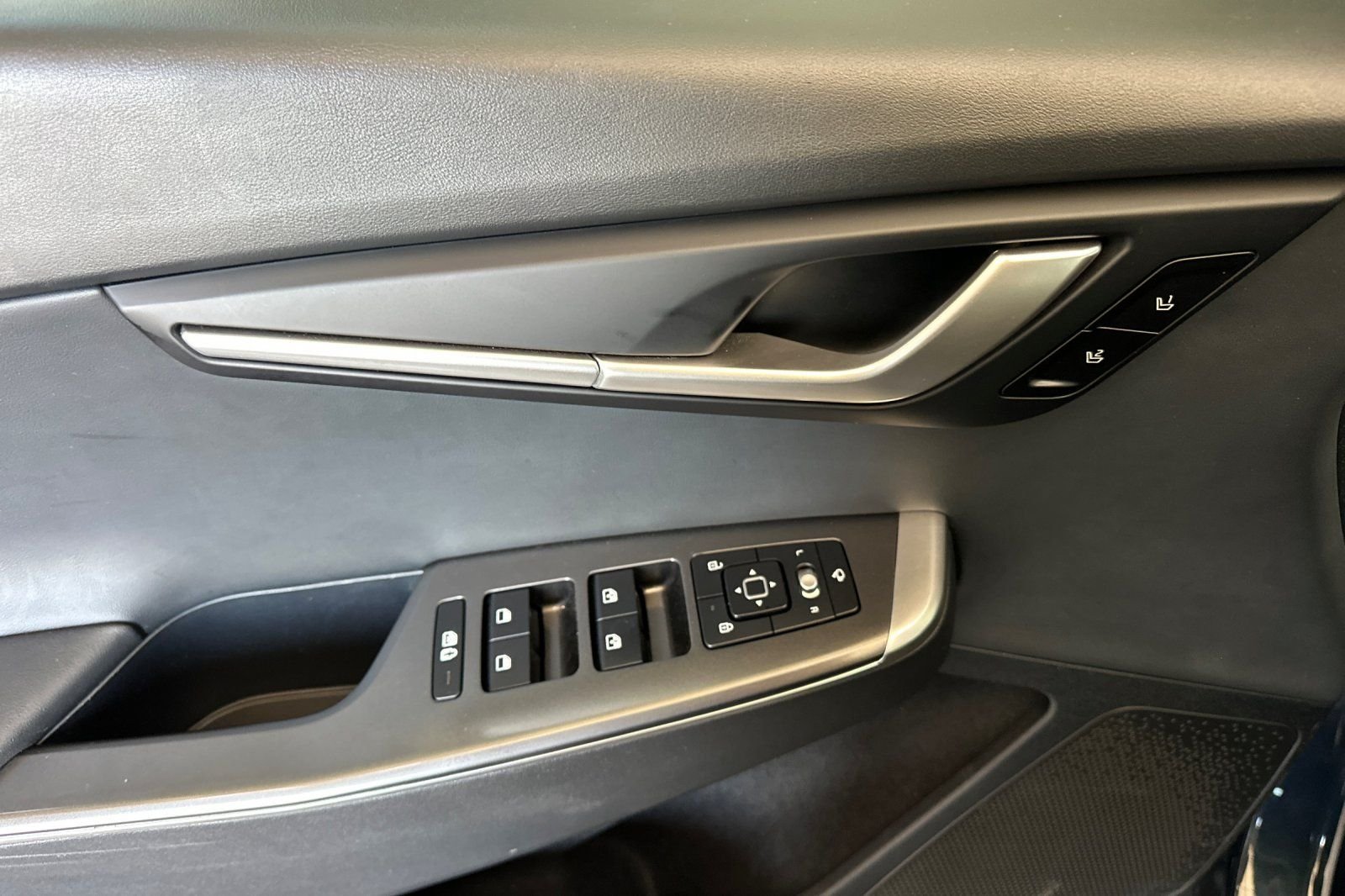 Used 2024 Blue Kia Light image 11