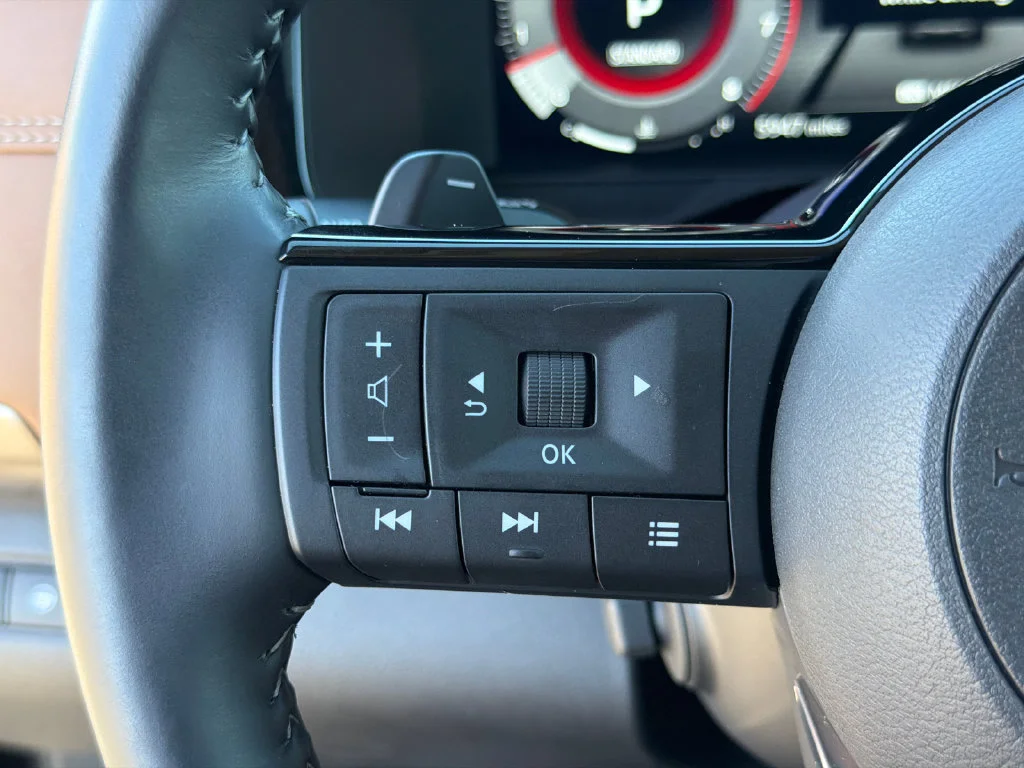 Used 2025 Black Nissan Platinum image 25