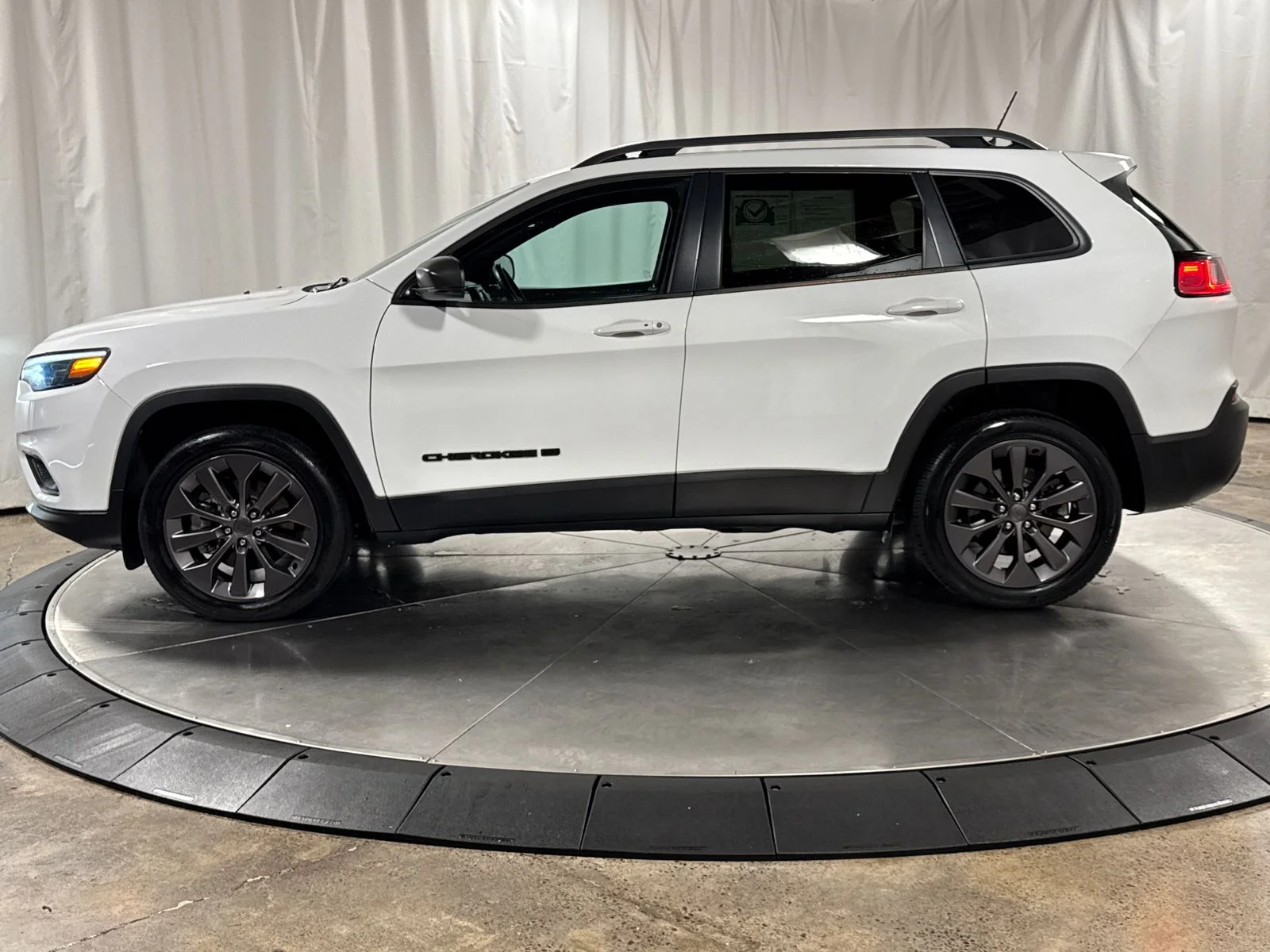 Used 2021 Bright White Clearcoat Jeep Latitude Lux image 8