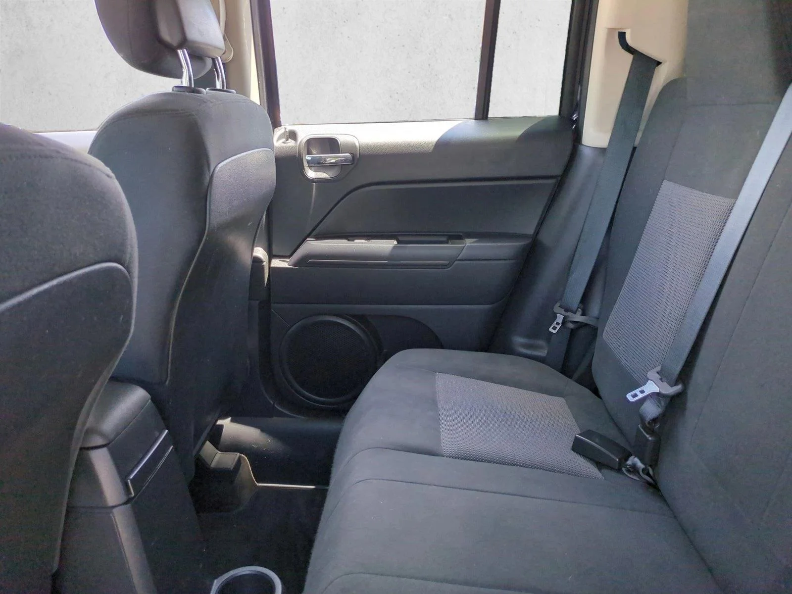 Used 2014 True Blue Pearlcoat Jeep Latitude image 16