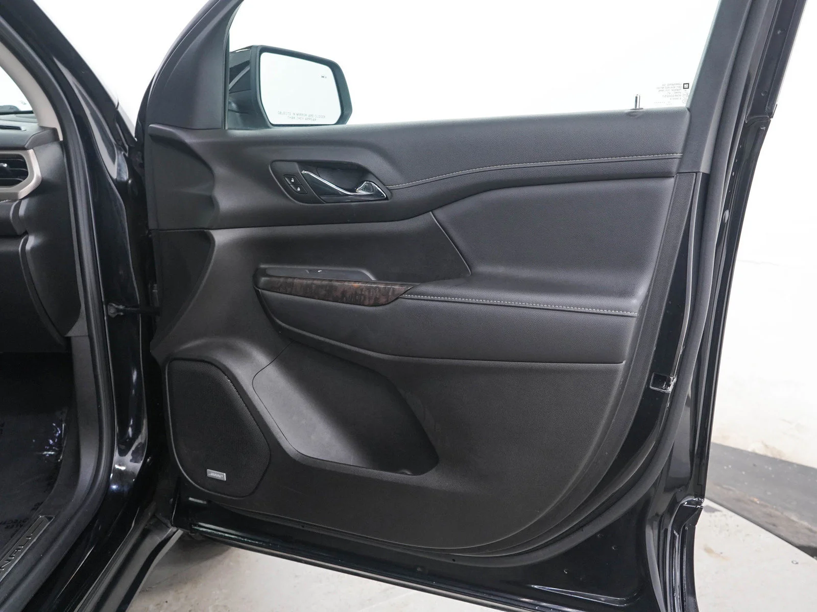 Used 2023 EBONY TWILIGHT METALLIC GMC Denali image 9