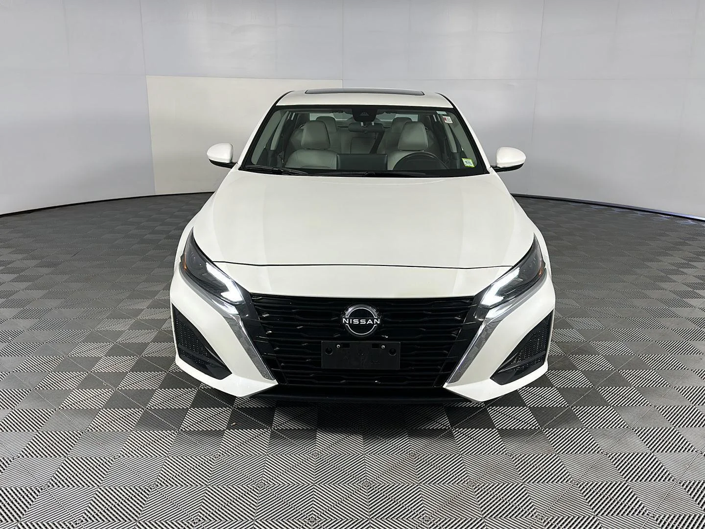 Certified Used 2024 Pearl White Tricoat Nissan 2.5 SV image 2