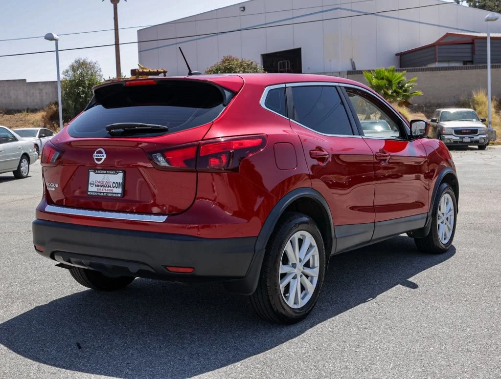 Used 2018 Red Nissan S image 3