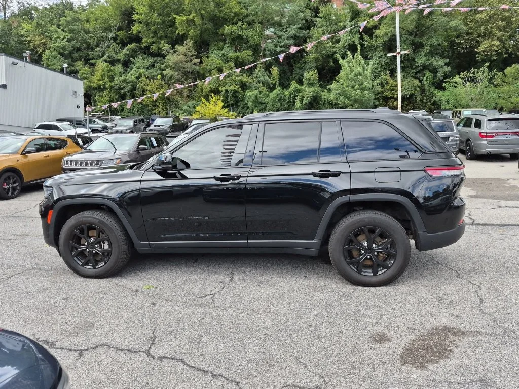 Used 2025 Black Jeep Altitude X image 10
