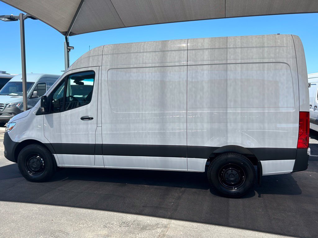 Used 2023  Mercedes-Benz Cargo 144 WB image 15