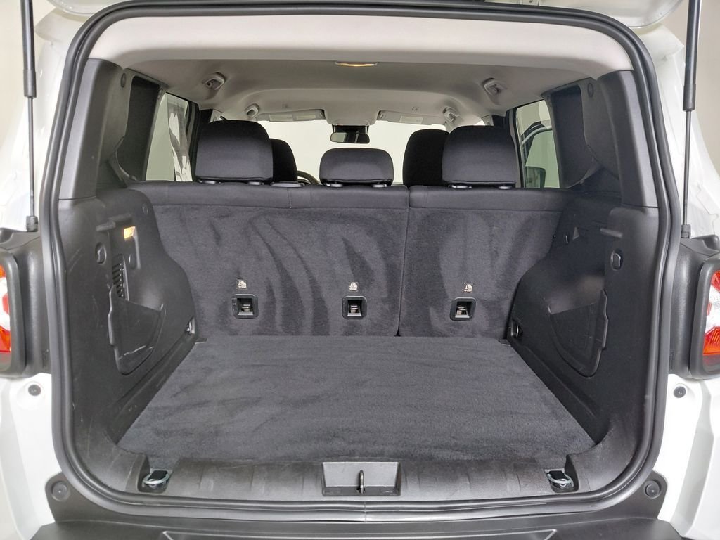 Certified Used 2023 White Jeep Latitude image 17