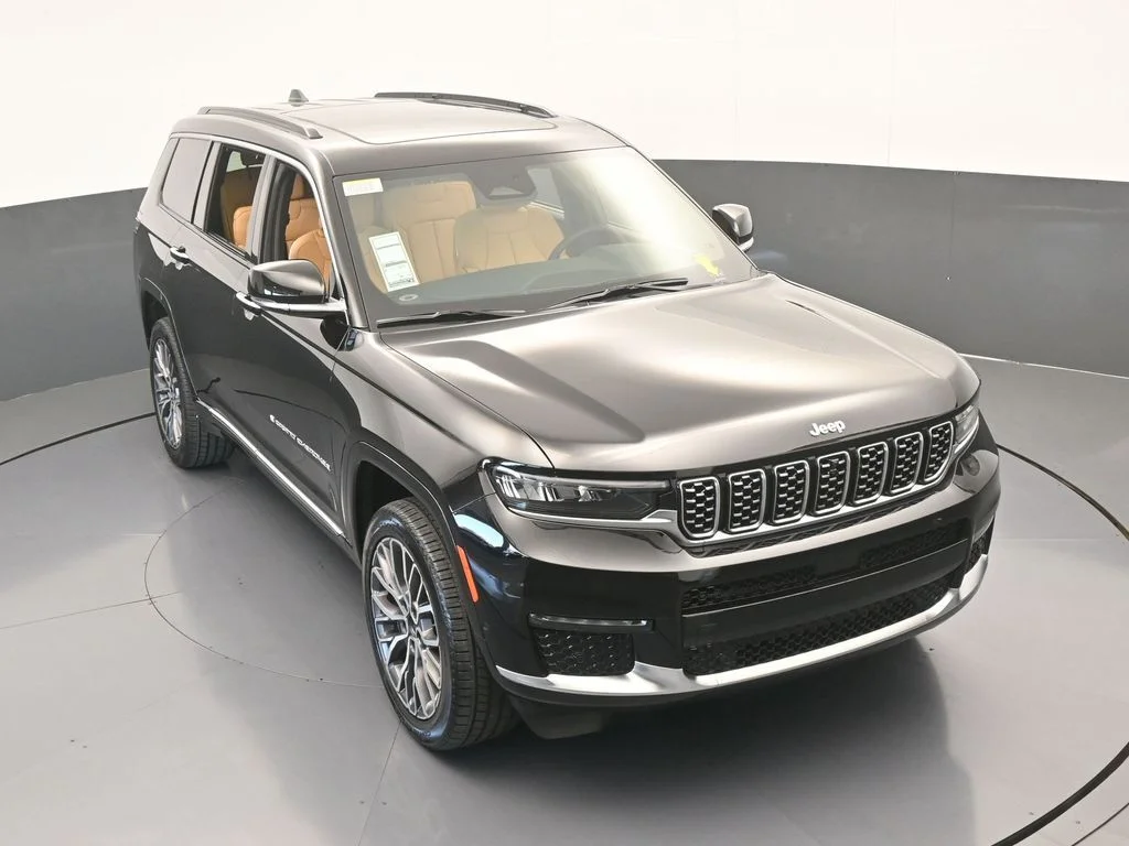 New 2025 Diamond Black Crystal Pearl-Coat Exterior Paint Jeep Summit image 54