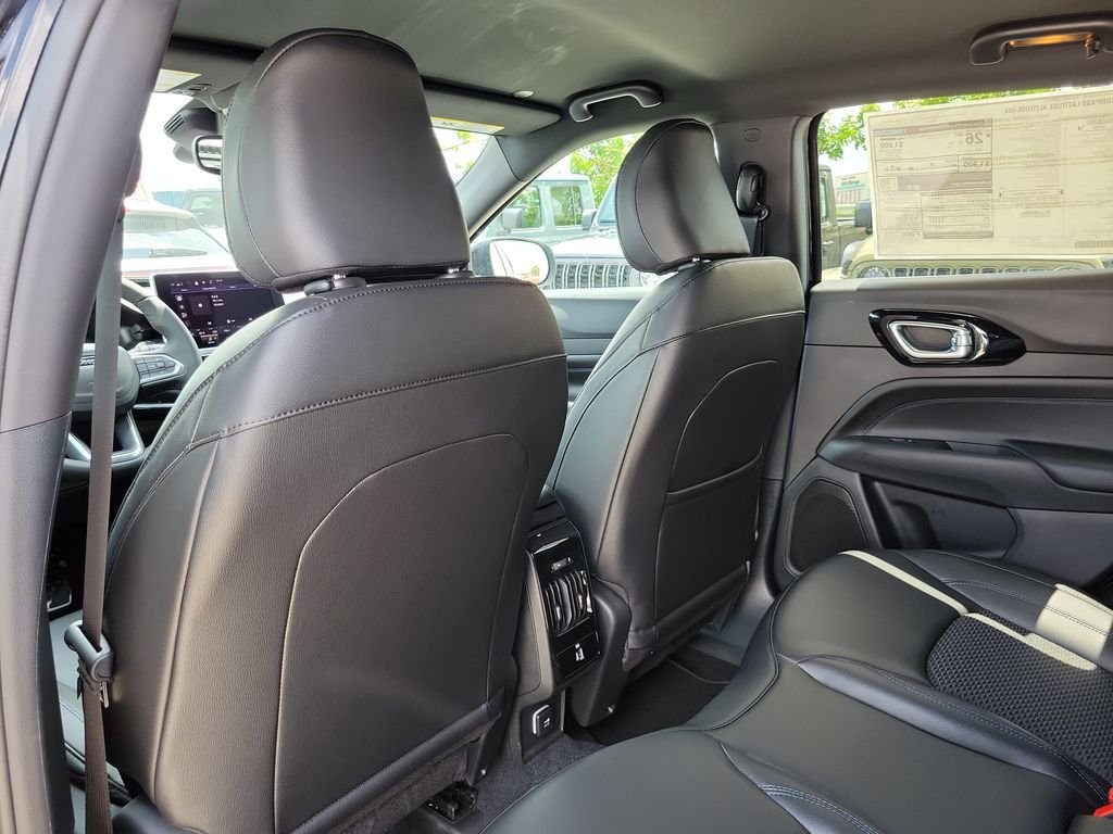 New 2026 Diamond Black Crystal Pearl-Coat Exterior Paint Jeep Latitude image 16