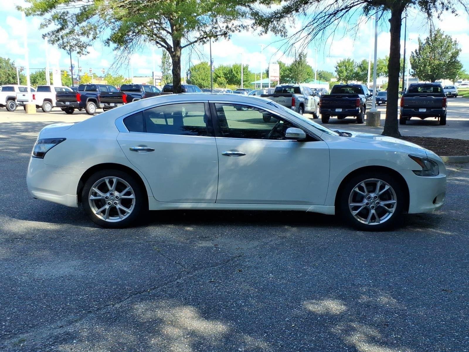 Used 2013 Pearl White Nissan 3.5 SV image 4