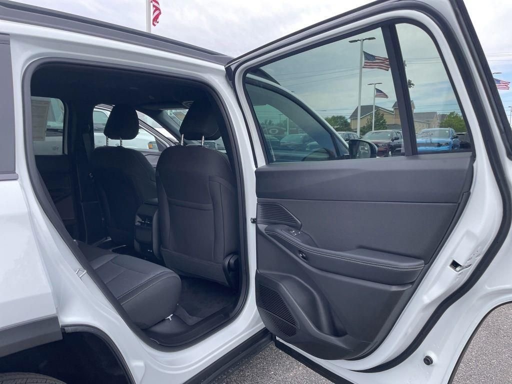 New 2026 Bright White Clear-Coat Exterior Paint Jeep Laredo image 34